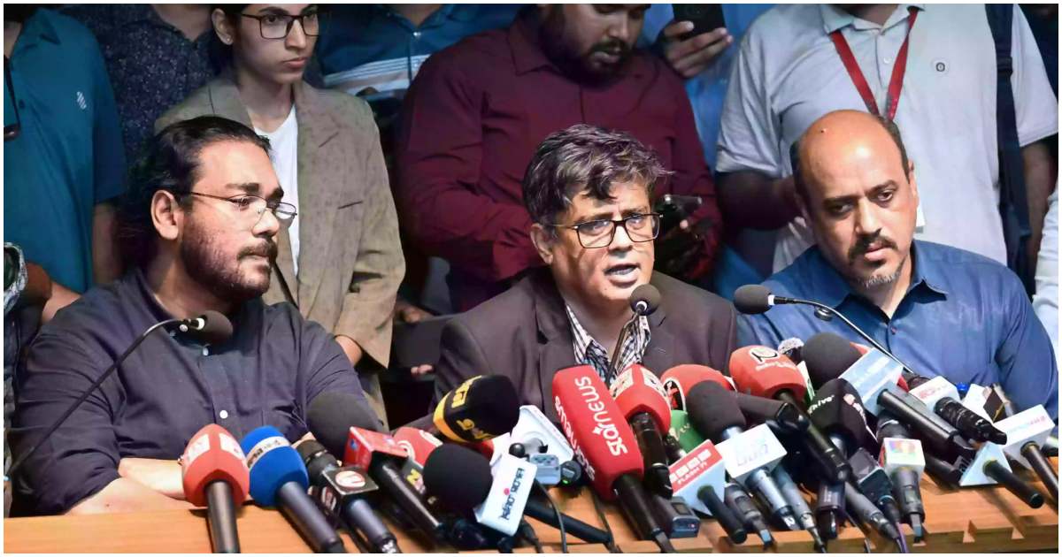 প্রধান উপদেষ্টার প্রেস সচিব শফিকুল আলম শনিবার সাংবাদিকদের সঙ্গে কথা বলেন। ছবি: ইউএনবি